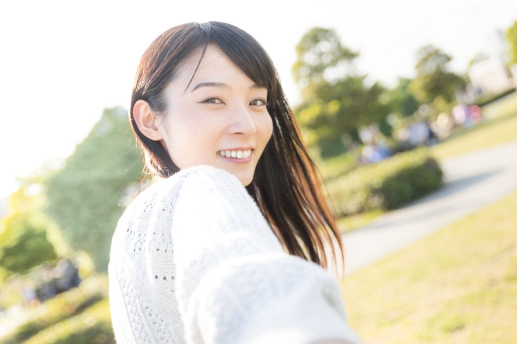 手を引く女性