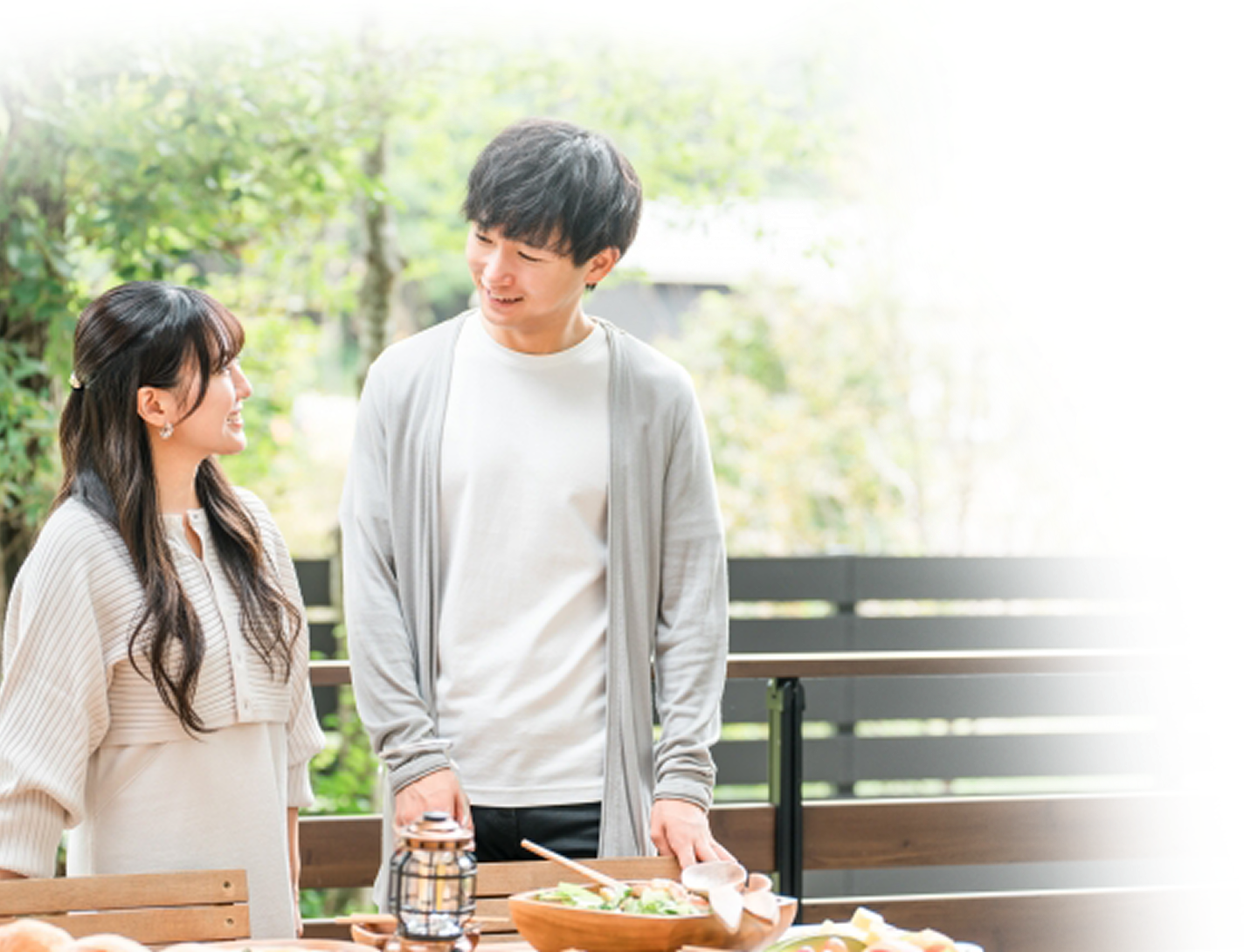笑顔で会話する男女